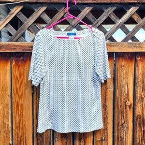 ⭐️Karen Scott White and cream geometric Top